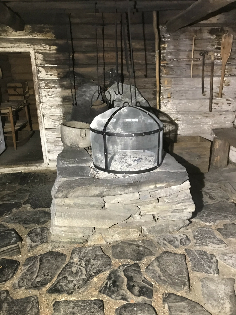 Eldhus med sval/inngangsparti, eldhusrom, massturom med loft over. Trappa utvendig gir tilgang til loftet. Stått på Forsjord i Vefsn, uviss alder. Tregulv i sval/inngang, men steinheller i gulv ellers. Konstruksjon i laftet tømmer med sval i bindingsverk. Utvendig kledd med stående tømmermannspanel på en mur av stein og betong. Taket er tekket med plast og torv, never ved raft. Det er åpent ildsted/grue med ljore/åpning i tak. Eldhusrommet er litt større enn massturommet. Steinhellene på gulvet og åpent ildsted med ljore i taket gir bygningen alderdommelig preg.