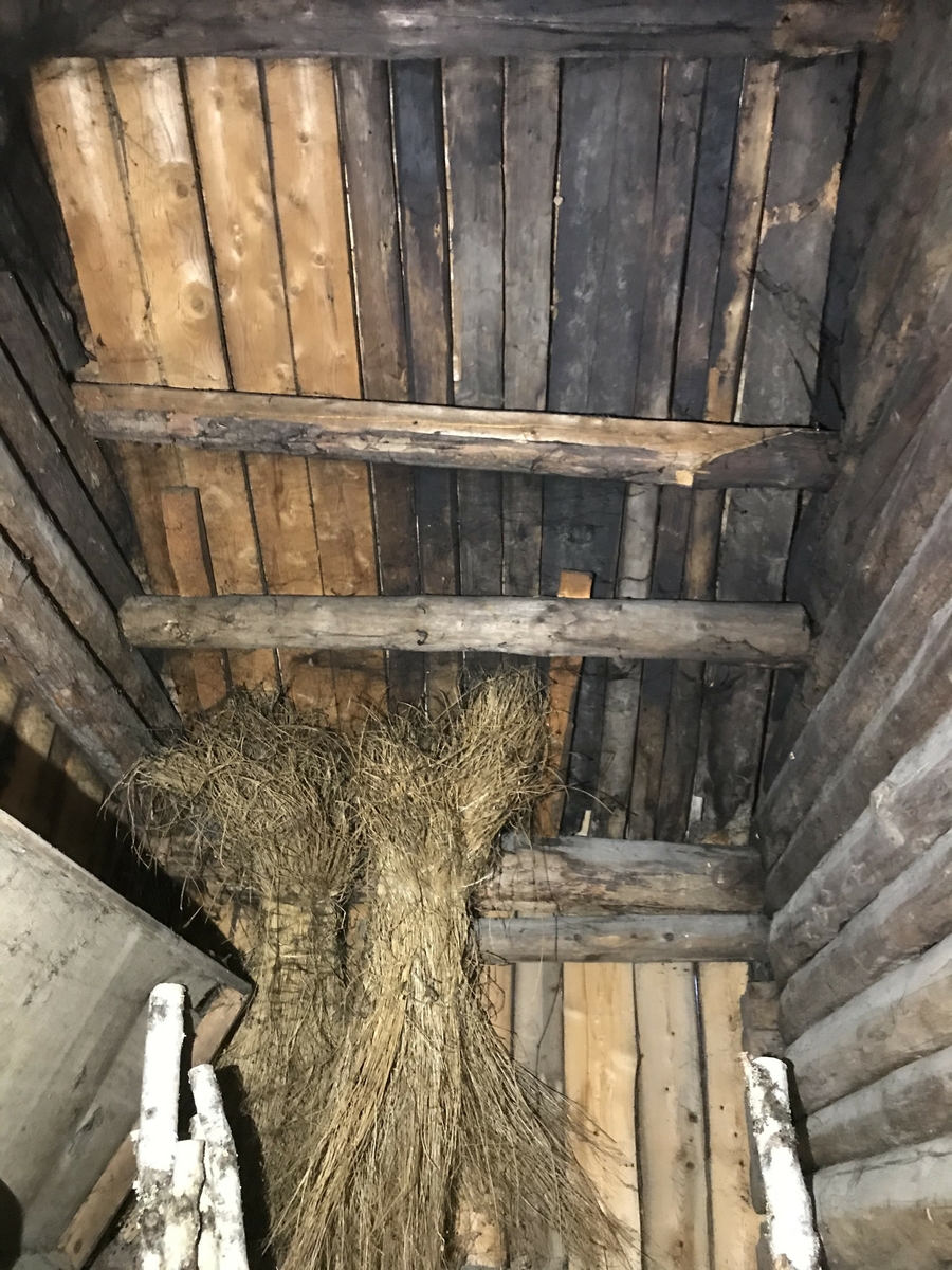 Eldhus med sval/inngangsparti, eldhusrom, massturom med loft over. Trappa utvendig gir tilgang til loftet. Stått på Forsjord i Vefsn, uviss alder. Tregulv i sval/inngang, men steinheller i gulv ellers. Konstruksjon i laftet tømmer med sval i bindingsverk. Utvendig kledd med stående tømmermannspanel på en mur av stein og betong. Taket er tekket med plast og torv, never ved raft. Det er åpent ildsted/grue med ljore/åpning i tak. Eldhusrommet er litt større enn massturommet. Steinhellene på gulvet og åpent ildsted med ljore i taket gir bygningen alderdommelig preg.