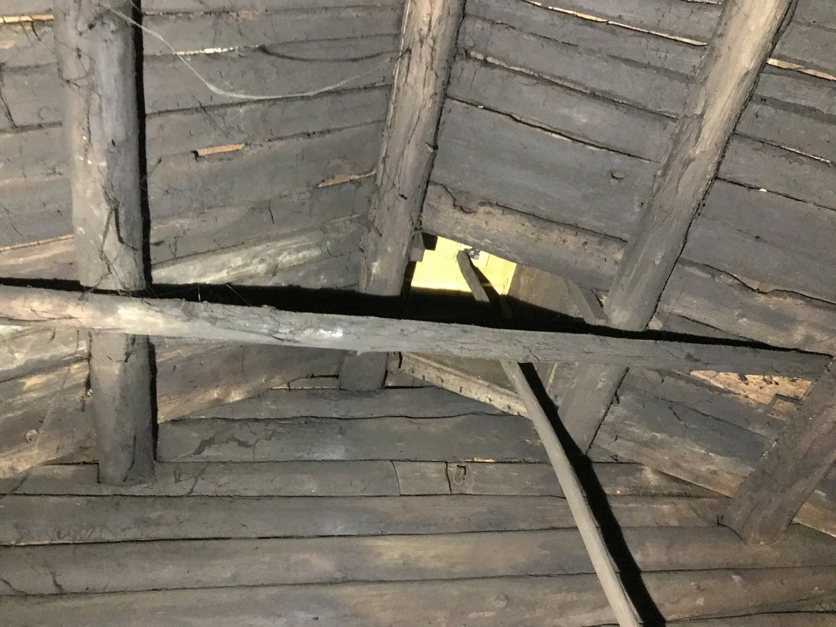 Eldhus med sval/inngangsparti, eldhusrom, massturom med loft over. Trappa utvendig gir tilgang til loftet. Stått på Forsjord i Vefsn, uviss alder. Tregulv i sval/inngang, men steinheller i gulv ellers. Konstruksjon i laftet tømmer med sval i bindingsverk. Utvendig kledd med stående tømmermannspanel på en mur av stein og betong. Taket er tekket med plast og torv, never ved raft. Det er åpent ildsted/grue med ljore/åpning i tak. Eldhusrommet er litt større enn massturommet. Steinhellene på gulvet og åpent ildsted med ljore i taket gir bygningen alderdommelig preg.