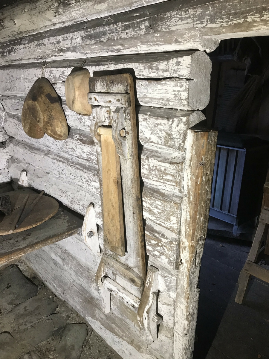 Eldhus med sval/inngangsparti, eldhusrom, massturom med loft over. Trappa utvendig gir tilgang til loftet. Stått på Forsjord i Vefsn, uviss alder. Tregulv i sval/inngang, men steinheller i gulv ellers. Konstruksjon i laftet tømmer med sval i bindingsverk. Utvendig kledd med stående tømmermannspanel på en mur av stein og betong. Taket er tekket med plast og torv, never ved raft. Det er åpent ildsted/grue med ljore/åpning i tak. Eldhusrommet er litt større enn massturommet. Steinhellene på gulvet og åpent ildsted med ljore i taket gir bygningen alderdommelig preg.