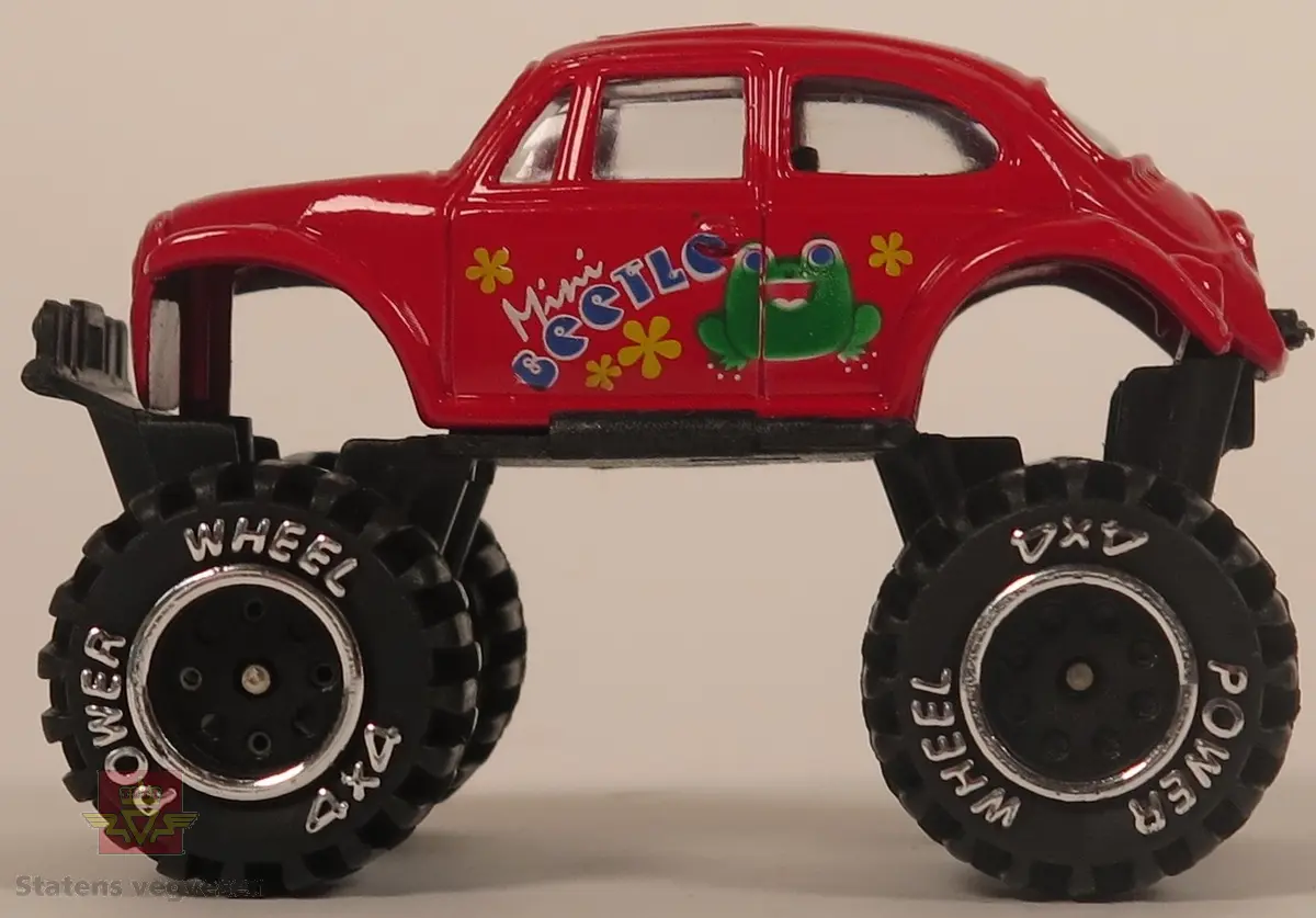 Samling av "monstertruck" modellbiler. Hovedfargene er blå, grønn, rød, gul, oransje og hvit. Alle bilene er laget av plast.