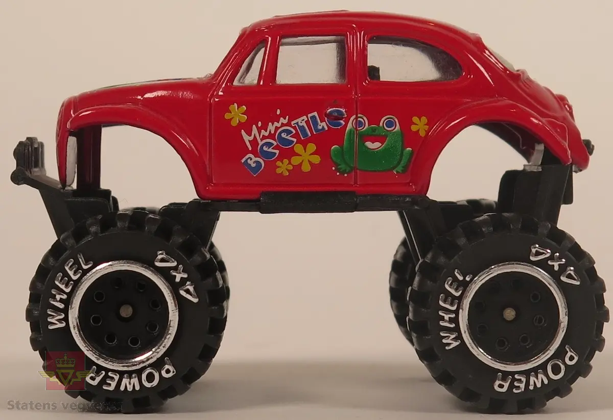 Samling av "monstertruck" modellbiler. Hovedfargene er blå, grønn, rød, gul, oransje og hvit. Alle bilene er laget av plast.