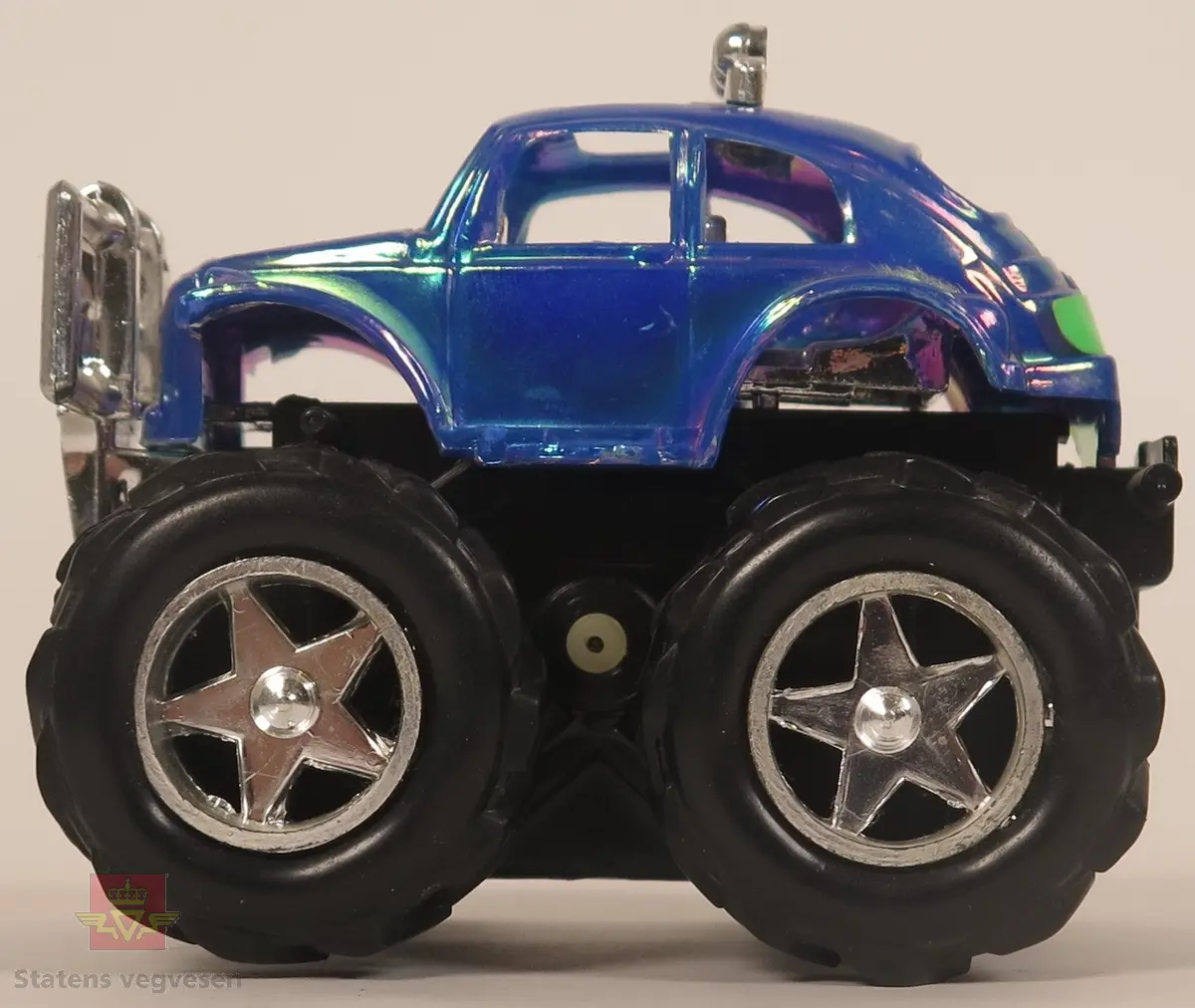 Samling av "monstertruck" modellbiler. Hovedfargene er blå, grønn, rød, gul, oransje og hvit. Alle bilene er laget av plast.