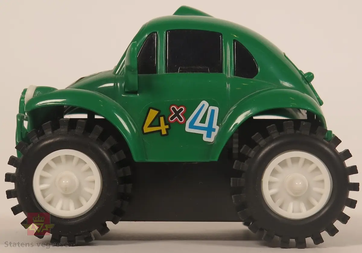 Samling av "monstertruck" modellbiler. Hovedfargene er blå, grønn, rød, gul, oransje og hvit. Alle bilene er laget av plast.