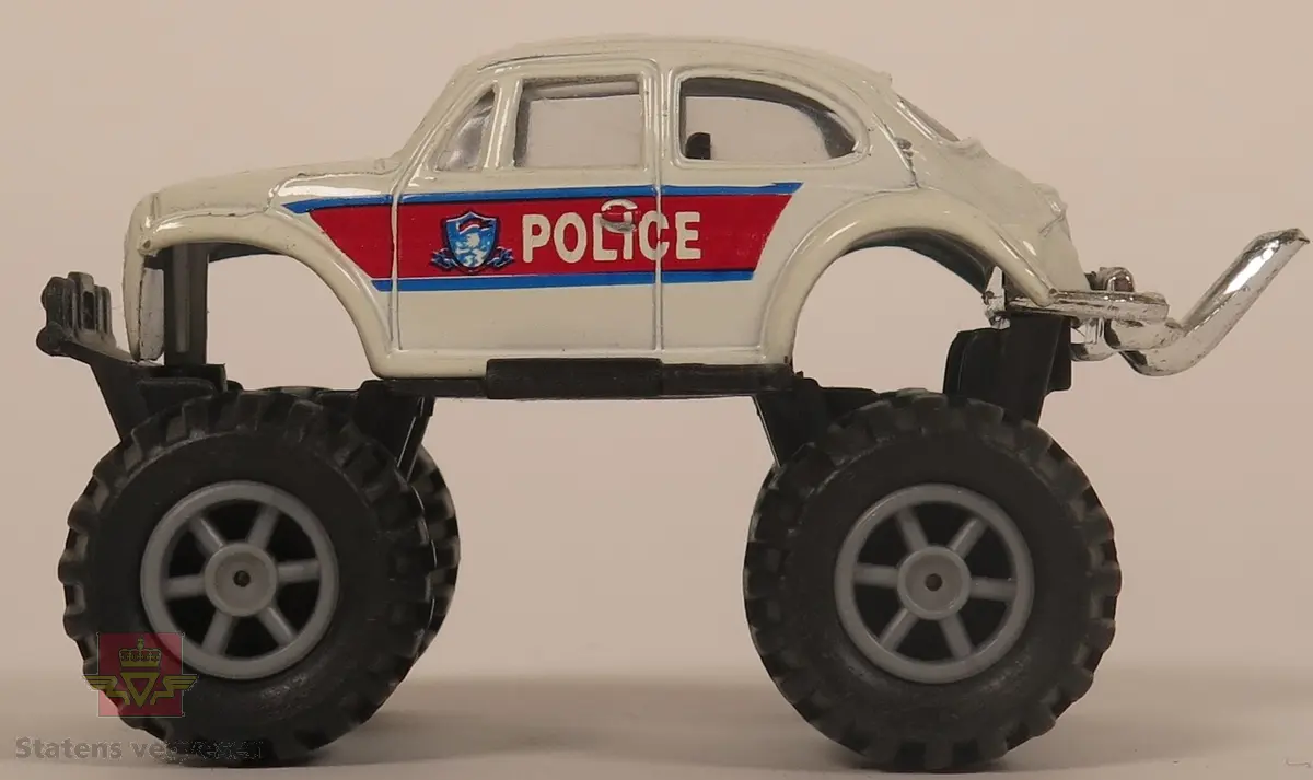 Samling av "monstertruck" modellbiler. Hovedfargene er blå, grønn, rød, gul, oransje og hvit. Alle bilene er laget av plast.