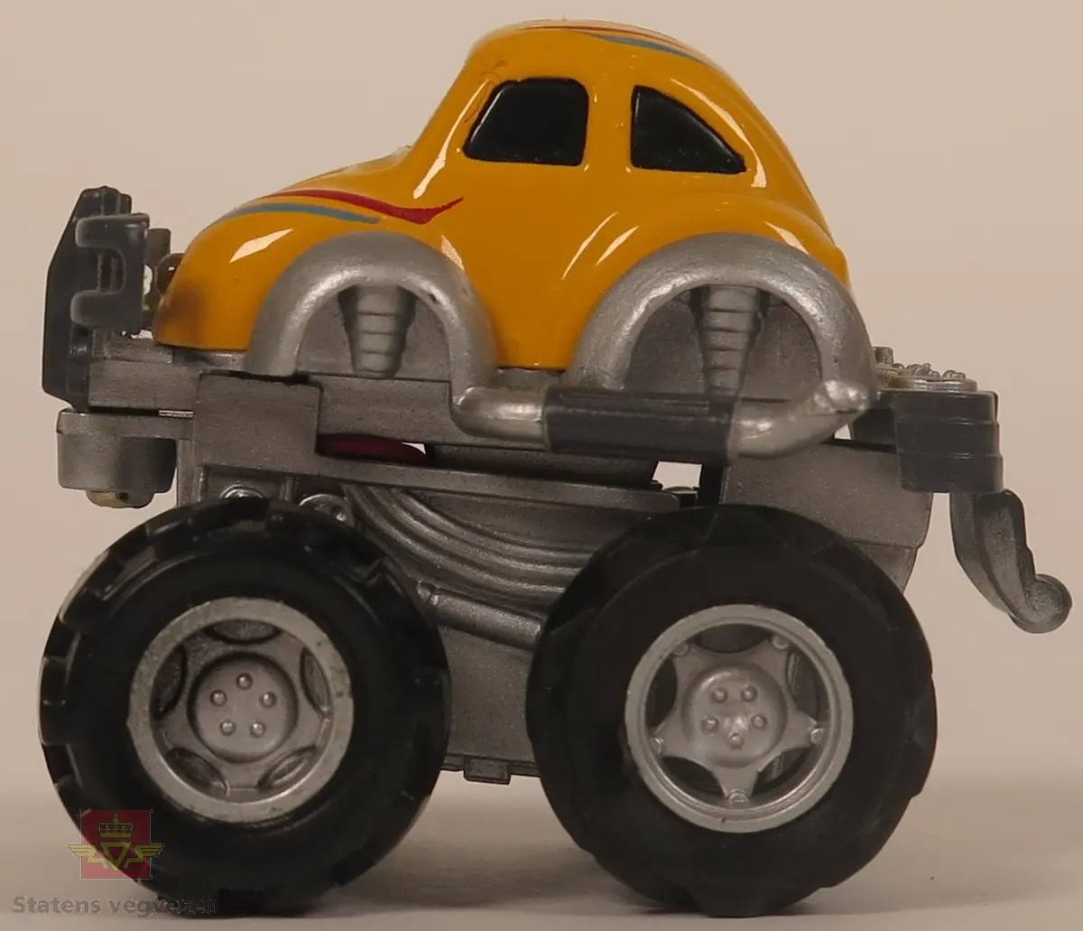 Samling av "monstertruck" modellbiler. Hovedfargene er blå, grønn, rød, gul, oransje og hvit. Alle bilene er laget av plast.