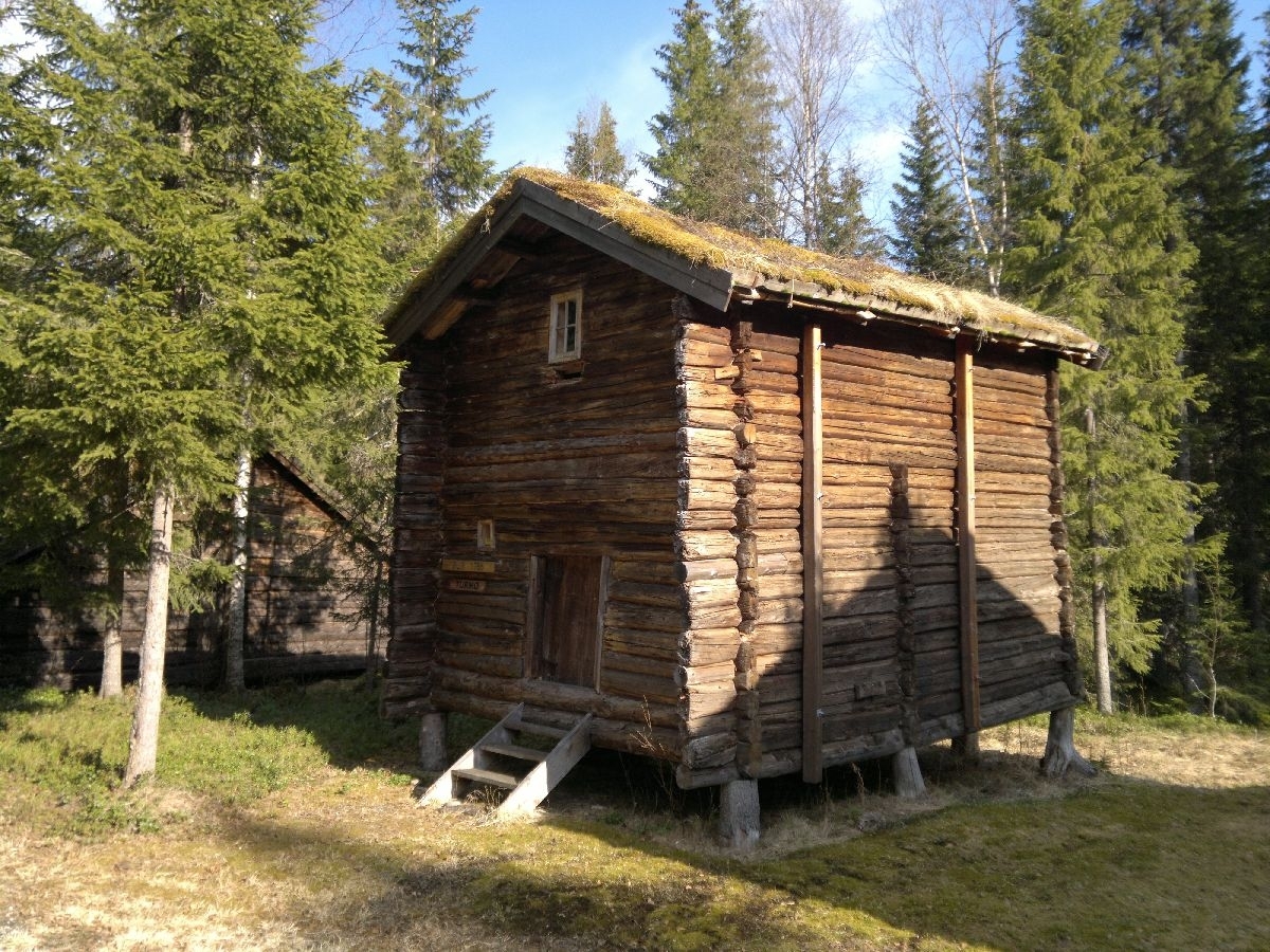 Bur fra gården Turmo, Grane bygd ca 1786. Laftet, har to etasjer. I første etasje er det to rom. Innerrommet har to arbeidsplater og en stor melkiste. Fremre rom har to veggfaste senger. Trapp til loft i innerste rom. Bygningen har i dag to vinduer. 