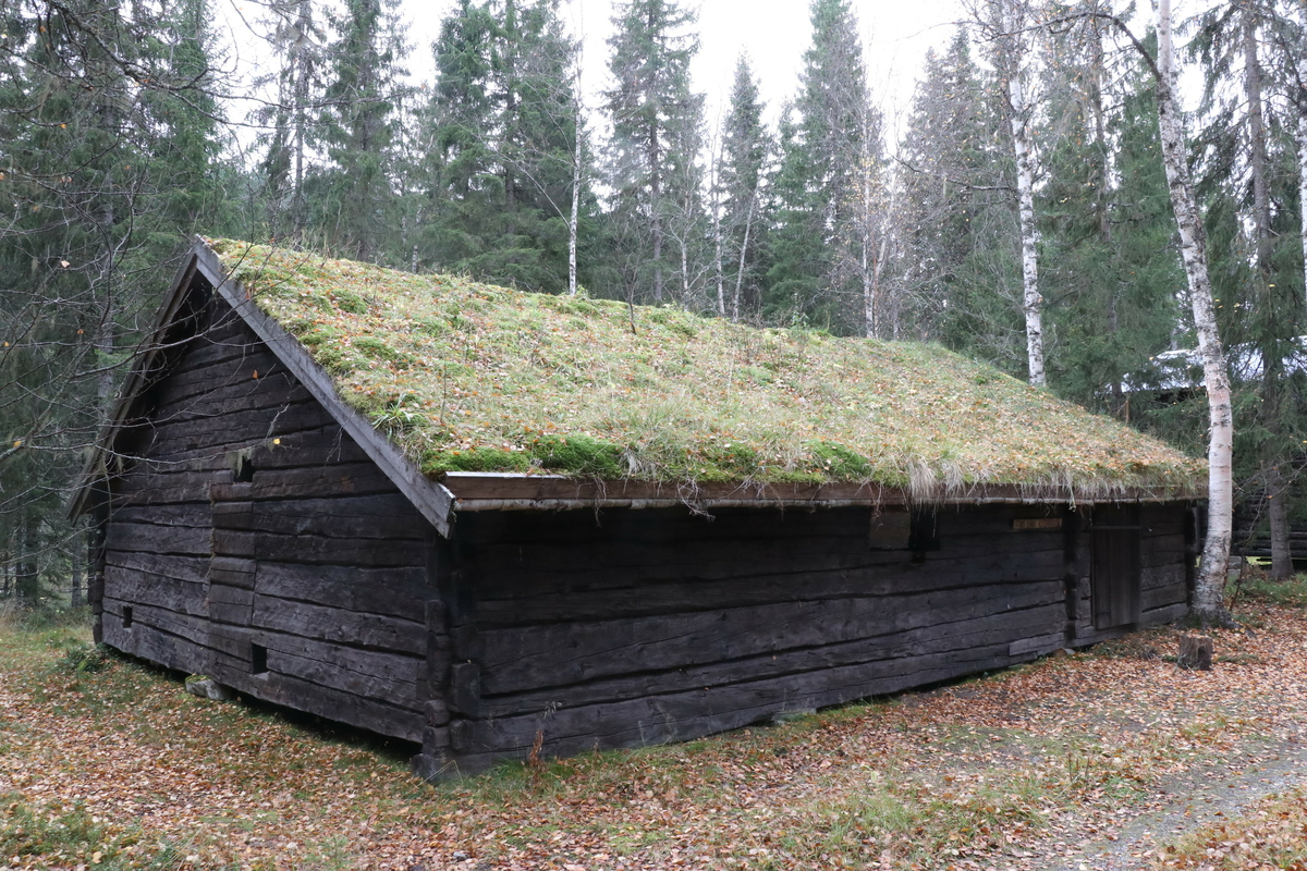 Laftet bygning med torvtak. To rom, en forgang innenfor inngangsdør og et større som som i dag brukes som forelesningssal/utstillingslokale. 