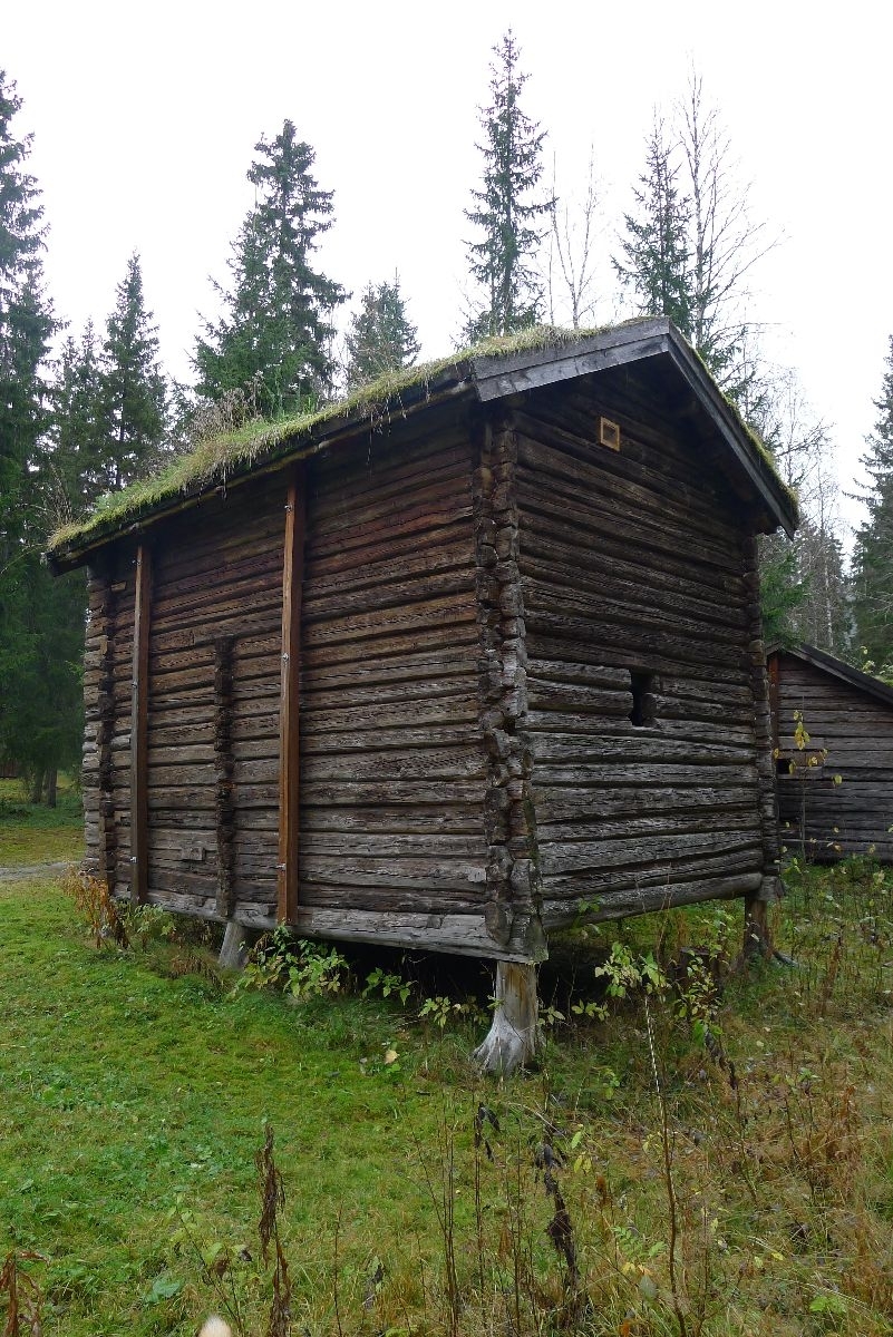Bur fra gården Turmo, Grane bygd ca 1786. Laftet, har to etasjer. I første etasje er det to rom. Innerrommet har to arbeidsplater og en stor melkiste. Fremre rom har to veggfaste senger. Trapp til loft i innerste rom. Bygningen har i dag to vinduer. 