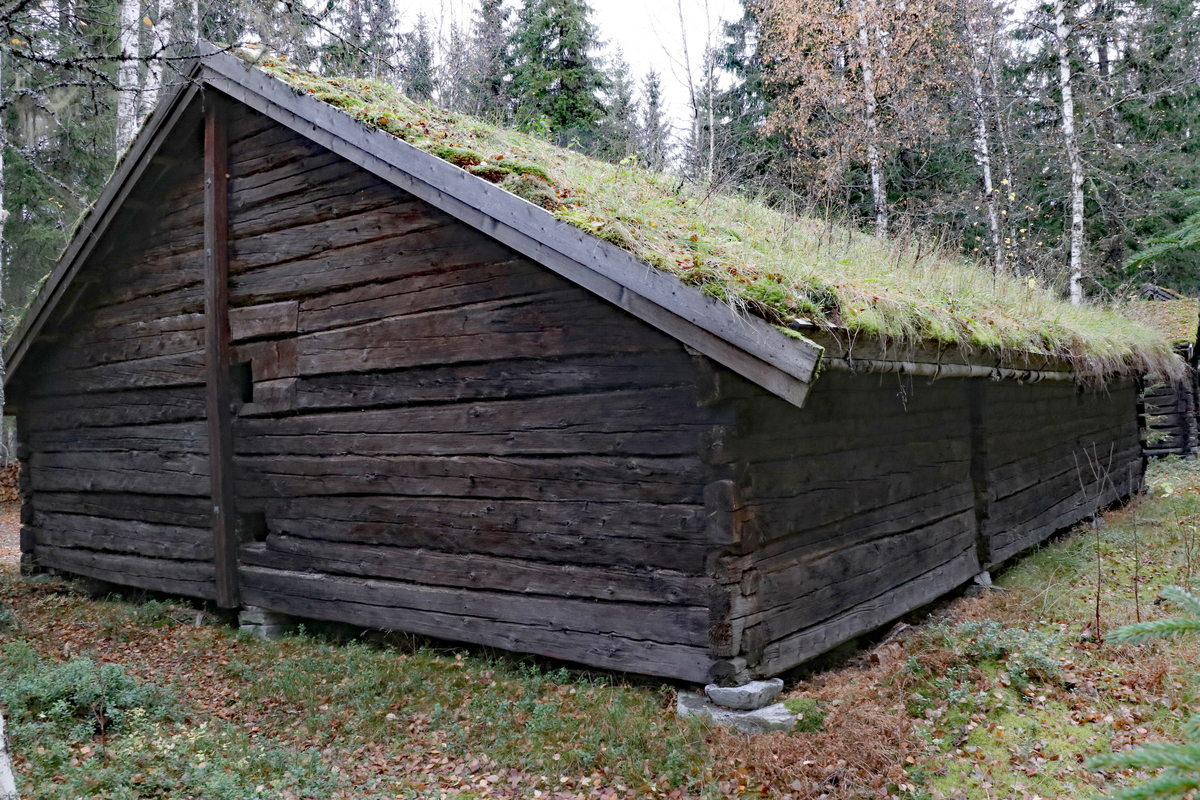 Laftet bygning med torvtak. To rom, en forgang innenfor inngangsdør og et større som som i dag brukes som forelesningssal/utstillingslokale. 