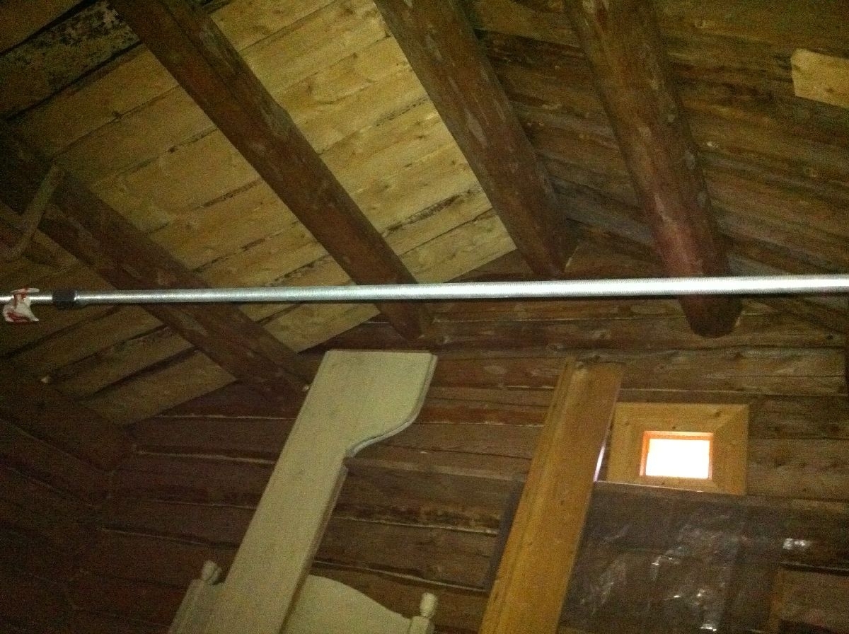 Bur fra gården Turmo, Grane bygd ca 1786. Laftet, har to etasjer. I første etasje er det to rom. Innerrommet har to arbeidsplater og en stor melkiste. Fremre rom har to veggfaste senger. Trapp til loft i innerste rom. Bygningen har i dag to vinduer. 