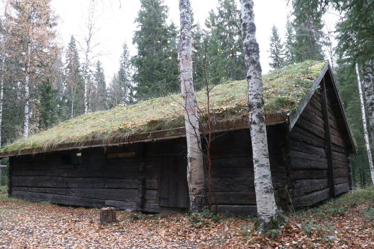 Laftet bygning med torvtak. To rom, en forgang innenfor inngangsdør og et større som som i dag brukes som forelesningssal/utstillingslokale. 