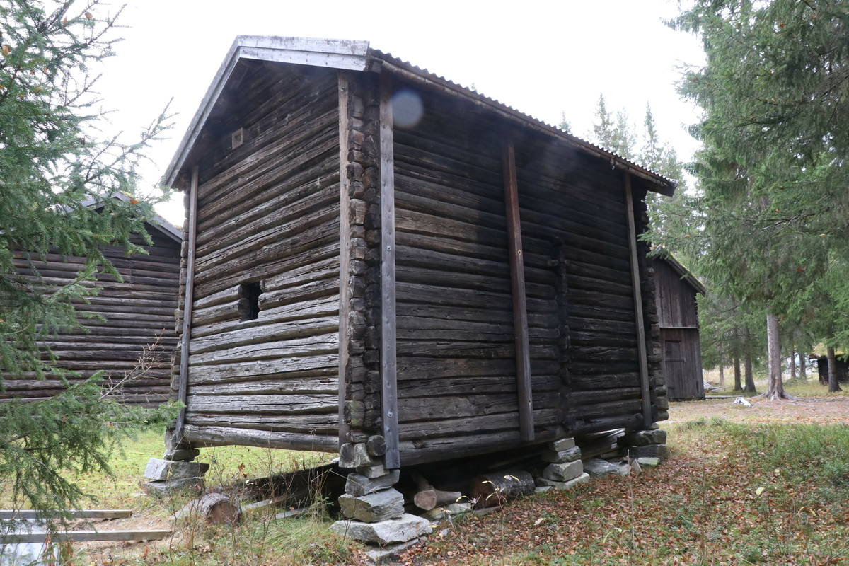 Bur fra gården Turmo, Grane bygd ca 1786. Laftet, har to etasjer. I første etasje er det to rom. Innerrommet har to arbeidsplater og en stor melkiste. Fremre rom har to veggfaste senger. Trapp til loft i innerste rom. Bygningen har i dag to vinduer. 