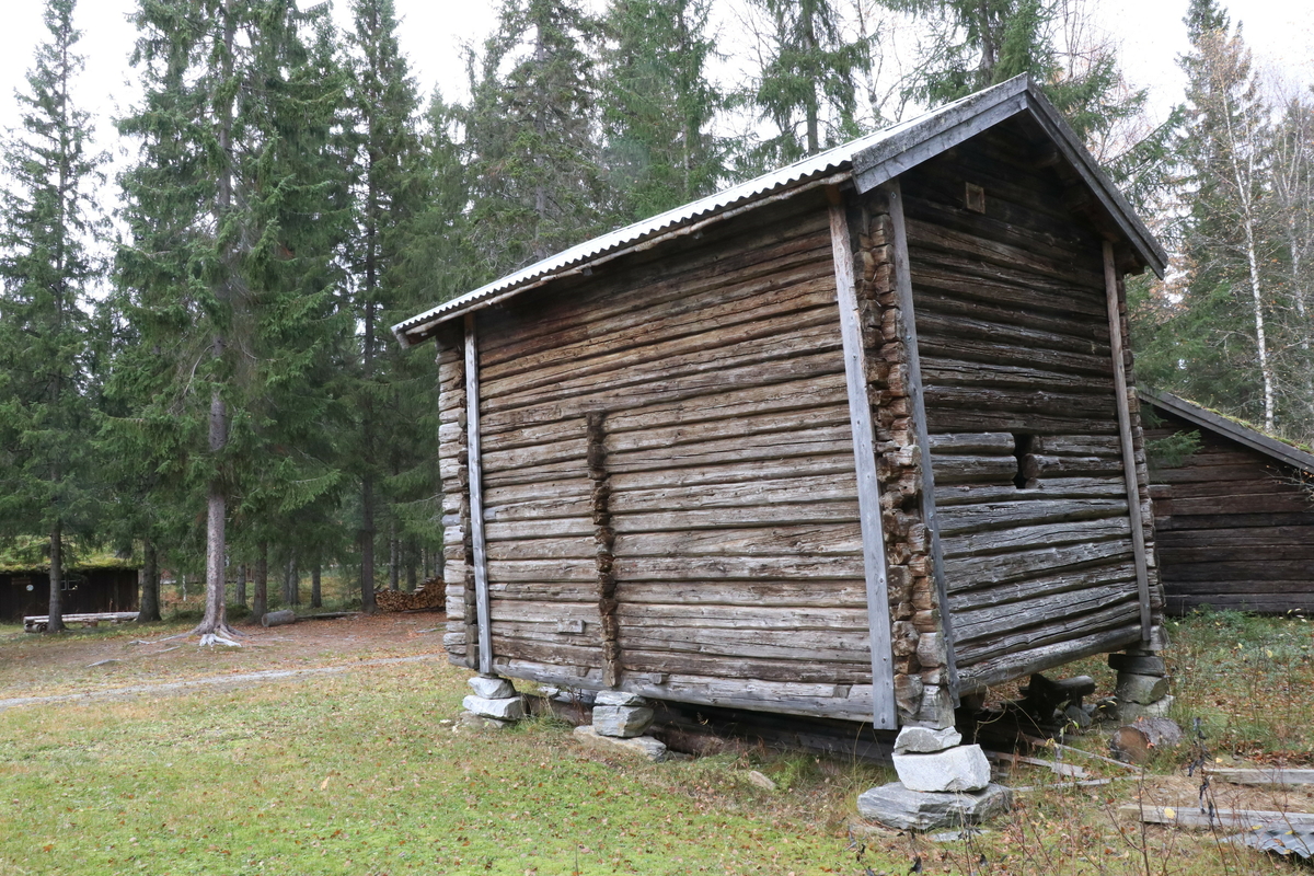 Bur fra gården Turmo, Grane bygd ca 1786. Laftet, har to etasjer. I første etasje er det to rom. Innerrommet har to arbeidsplater og en stor melkiste. Fremre rom har to veggfaste senger. Trapp til loft i innerste rom. Bygningen har i dag to vinduer. 