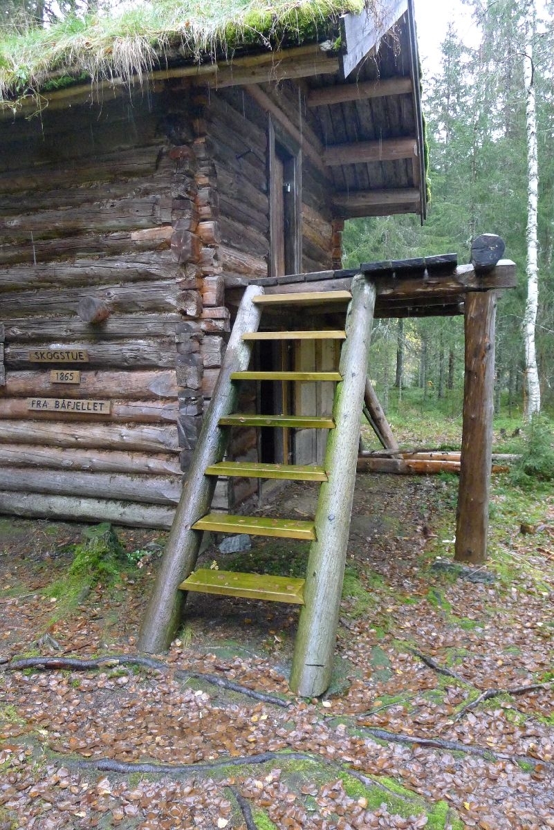 Laftet bygning i to etasjer. Stall i første etasje og soverom i andre etasje. Inngang til andre etasje via en sval med stige. I første etasje er tømmerstokker brukt som inndeling for hestene. Åstak med mønsås og tre sideåser. 