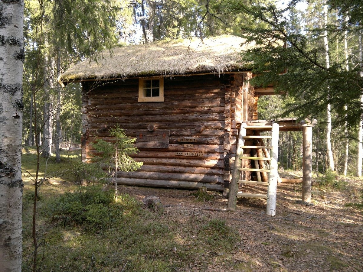 Laftet bygning i to etasjer. Stall i første etasje og soverom i andre etasje. Inngang til andre etasje via en sval med stige. I første etasje er tømmerstokker brukt som inndeling for hestene. Åstak med mønsås og tre sideåser. 