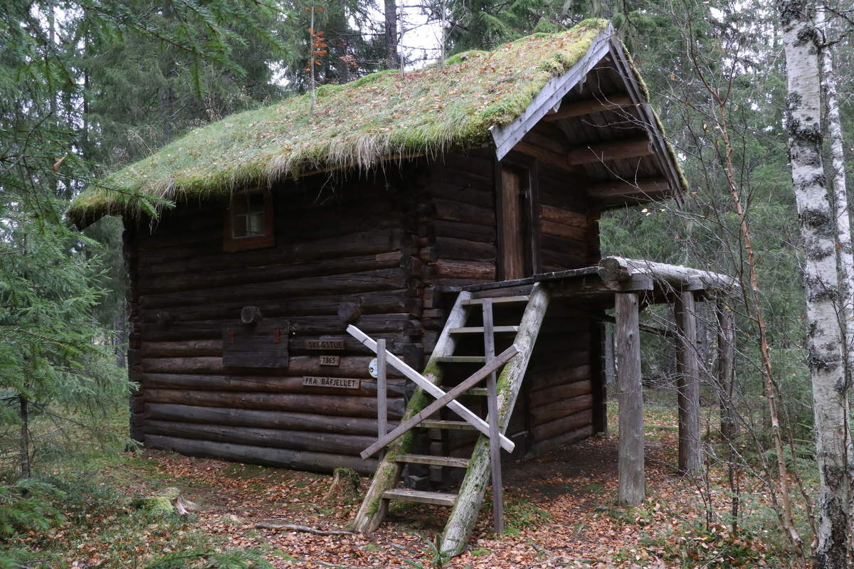 Laftet bygning i to etasjer. Stall i første etasje og soverom i andre etasje. Inngang til andre etasje via en sval med stige. I første etasje er tømmerstokker brukt som inndeling for hestene. Åstak med mønsås og tre sideåser. 