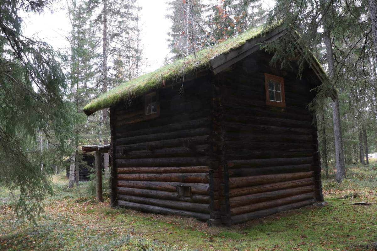 Laftet bygning i to etasjer. Stall i første etasje og soverom i andre etasje. Inngang til andre etasje via en sval med stige. I første etasje er tømmerstokker brukt som inndeling for hestene. Åstak med mønsås og tre sideåser. 