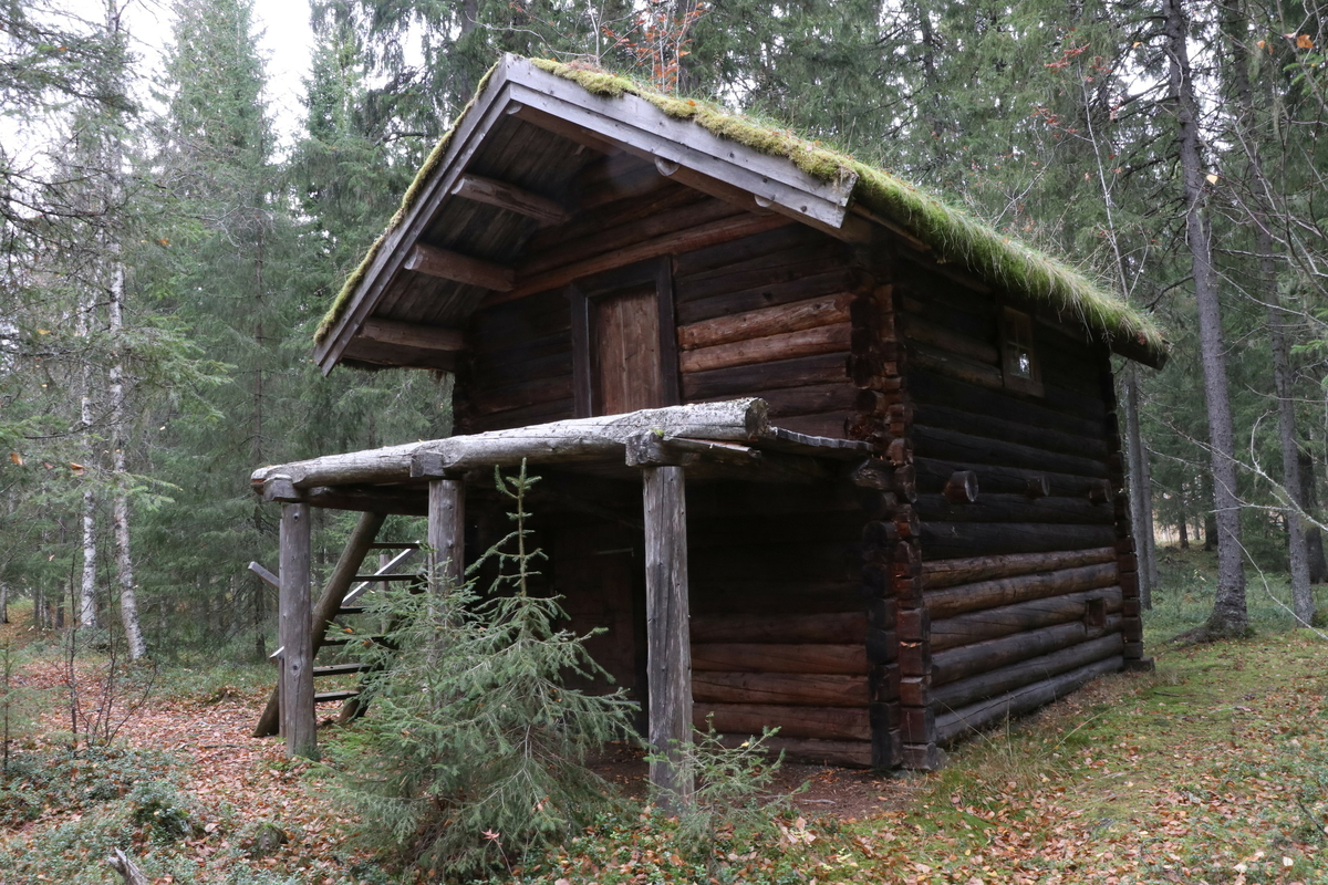 Laftet bygning i to etasjer. Stall i første etasje og soverom i andre etasje. Inngang til andre etasje via en sval med stige. I første etasje er tømmerstokker brukt som inndeling for hestene. Åstak med mønsås og tre sideåser. 