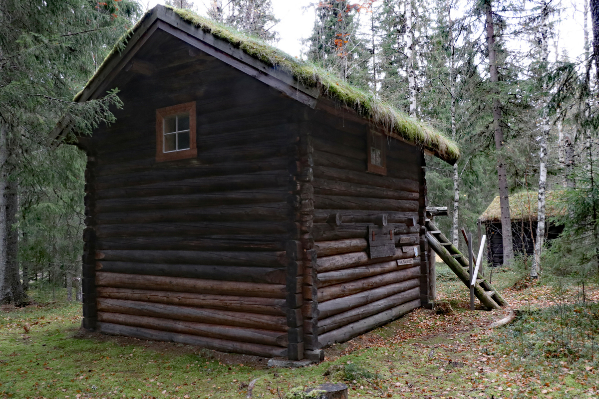 Laftet bygning i to etasjer. Stall i første etasje og soverom i andre etasje. Inngang til andre etasje via en sval med stige. I første etasje er tømmerstokker brukt som inndeling for hestene. Åstak med mønsås og tre sideåser. 
