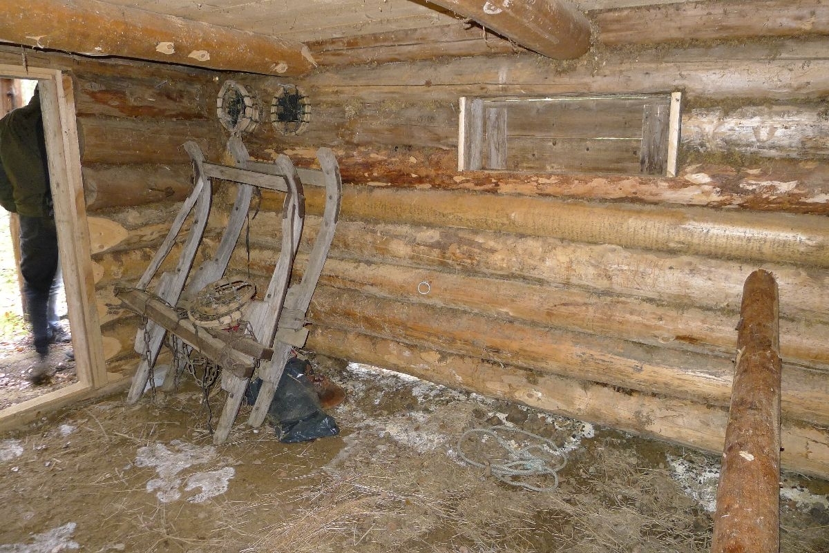 Laftet bygning i to etasjer. Stall i første etasje og soverom i andre etasje. Inngang til andre etasje via en sval med stige. I første etasje er tømmerstokker brukt som inndeling for hestene. Åstak med mønsås og tre sideåser. 