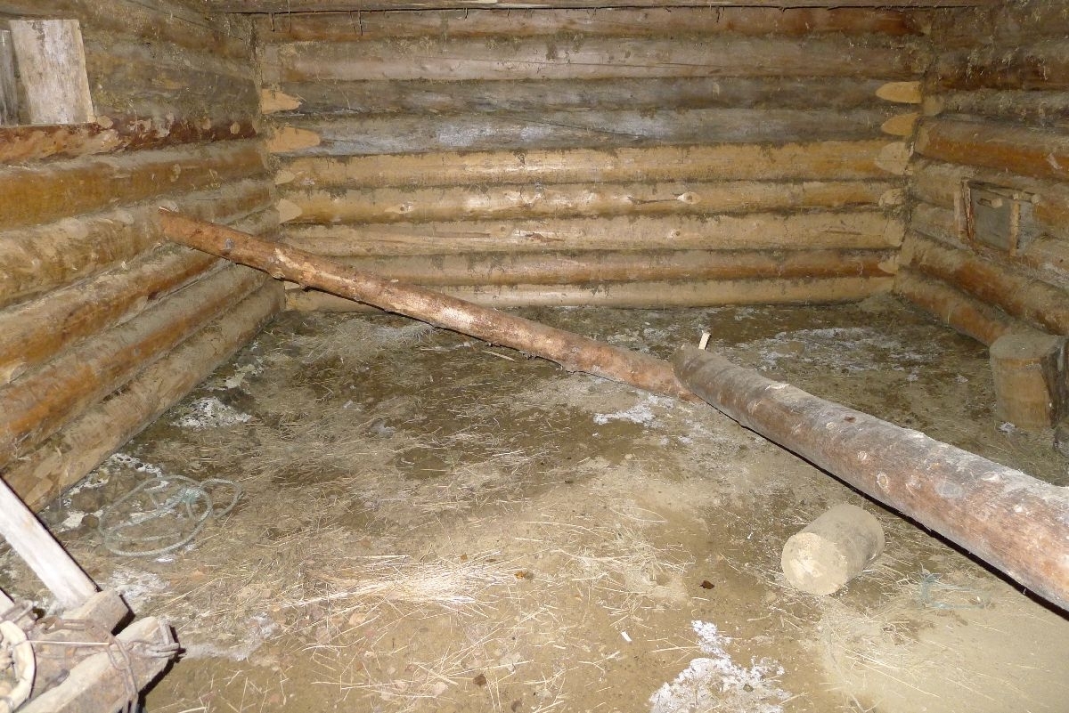 Laftet bygning i to etasjer. Stall i første etasje og soverom i andre etasje. Inngang til andre etasje via en sval med stige. I første etasje er tømmerstokker brukt som inndeling for hestene. Åstak med mønsås og tre sideåser. 