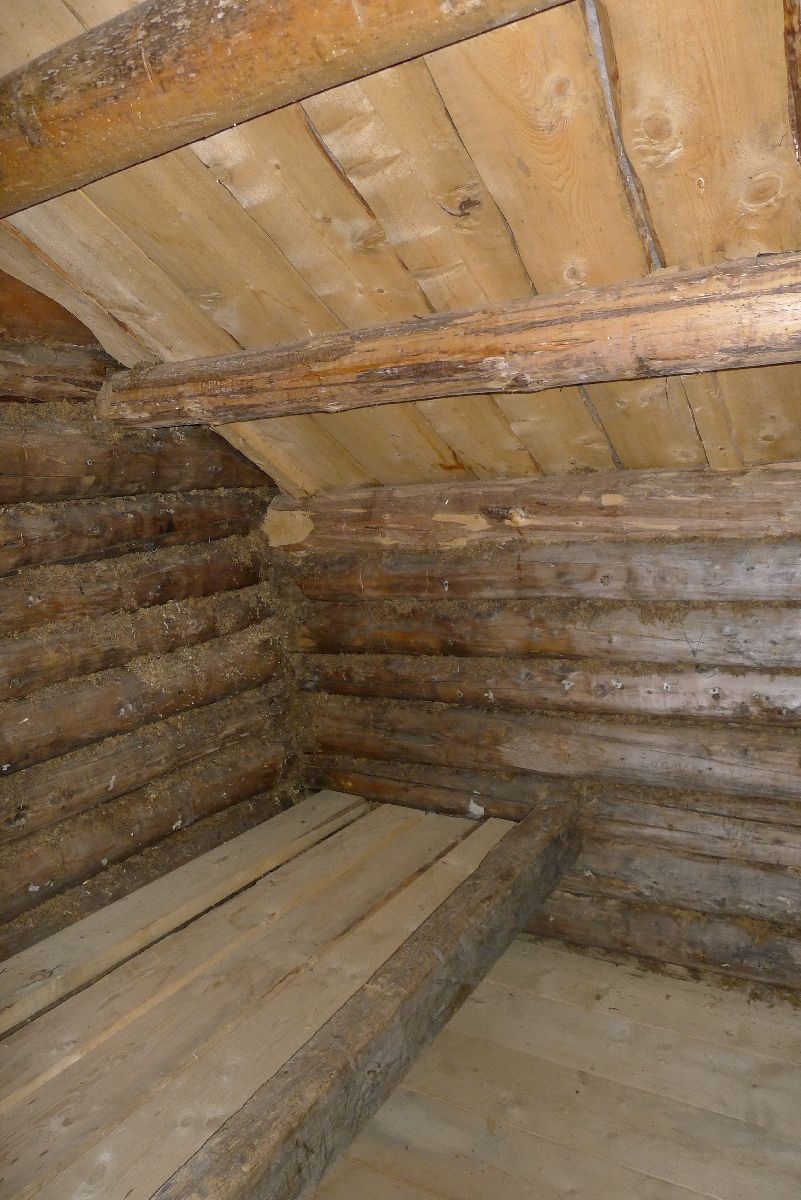 Laftet bygning i to etasjer. Stall i første etasje og soverom i andre etasje. Inngang til andre etasje via en sval med stige. I første etasje er tømmerstokker brukt som inndeling for hestene. Åstak med mønsås og tre sideåser. 