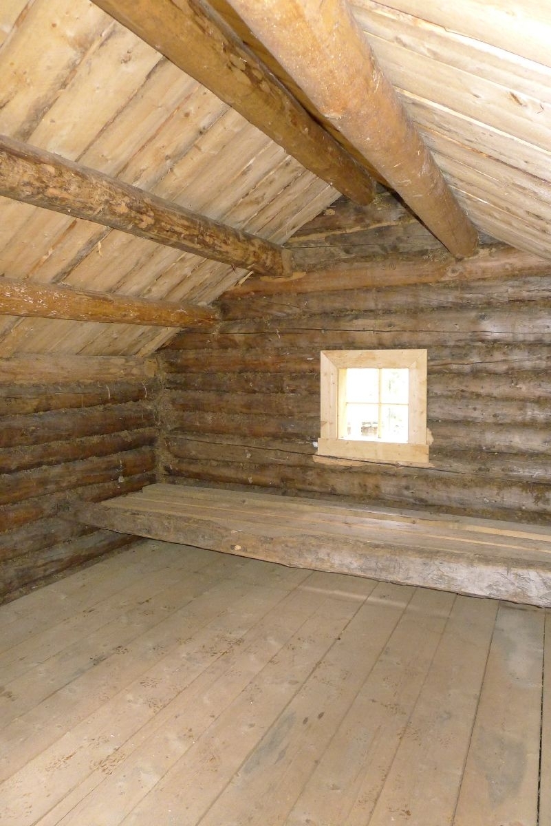Laftet bygning i to etasjer. Stall i første etasje og soverom i andre etasje. Inngang til andre etasje via en sval med stige. I første etasje er tømmerstokker brukt som inndeling for hestene. Åstak med mønsås og tre sideåser. 