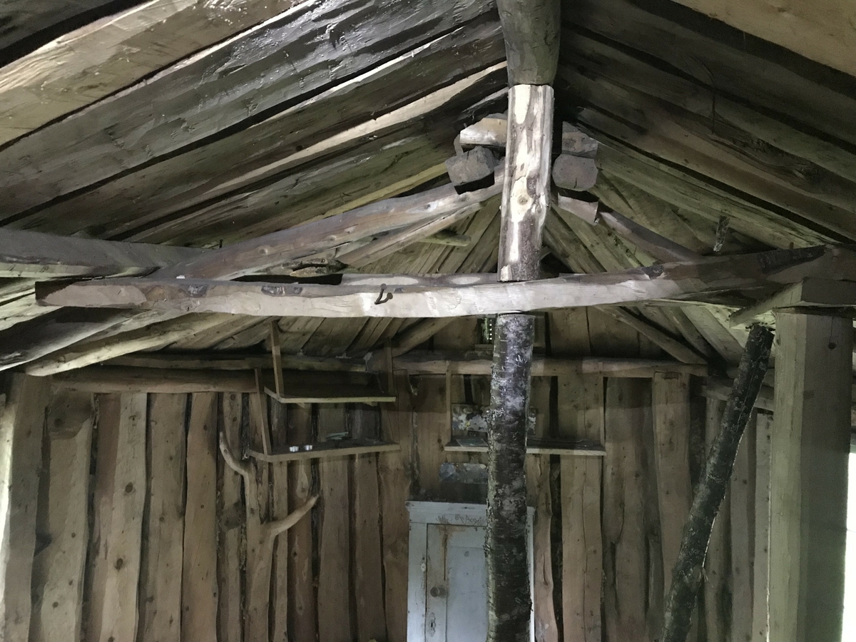 Husgammen (Gåetie) i Sørvassdalen er en av to stående bygninger på plassen som tilhørte familien til Gunnar Johnsen Njarka og Gippe Njarka. Husgammen skal være bygd opp før1926 og ble brukt som bolig av familien mens reinflokken beitet i nærområdene. Boplassen dokumenterer en sentral epoke i sør-samisk historie overgangen fra ¨gammel¨ til ¨ny¨ tid. Altså der en flyttet over fra gammen (Gåetie) til huset. Bygget er delt opp i tre rom der alle har et enkelt vindu i vinduskarm mot Sør og Vest. Det innerste rommet har fungert som oppholdsrom og soverom. Midtrommet må regnes som kjøkken, mens det er en gang ved inngangsdøra. I oppholdsrommet er det tregulv som er spikret på stokker som ligger direkte på bakken. I gang og kjøkken er det lagt steinhyller direkte på bakken. 

