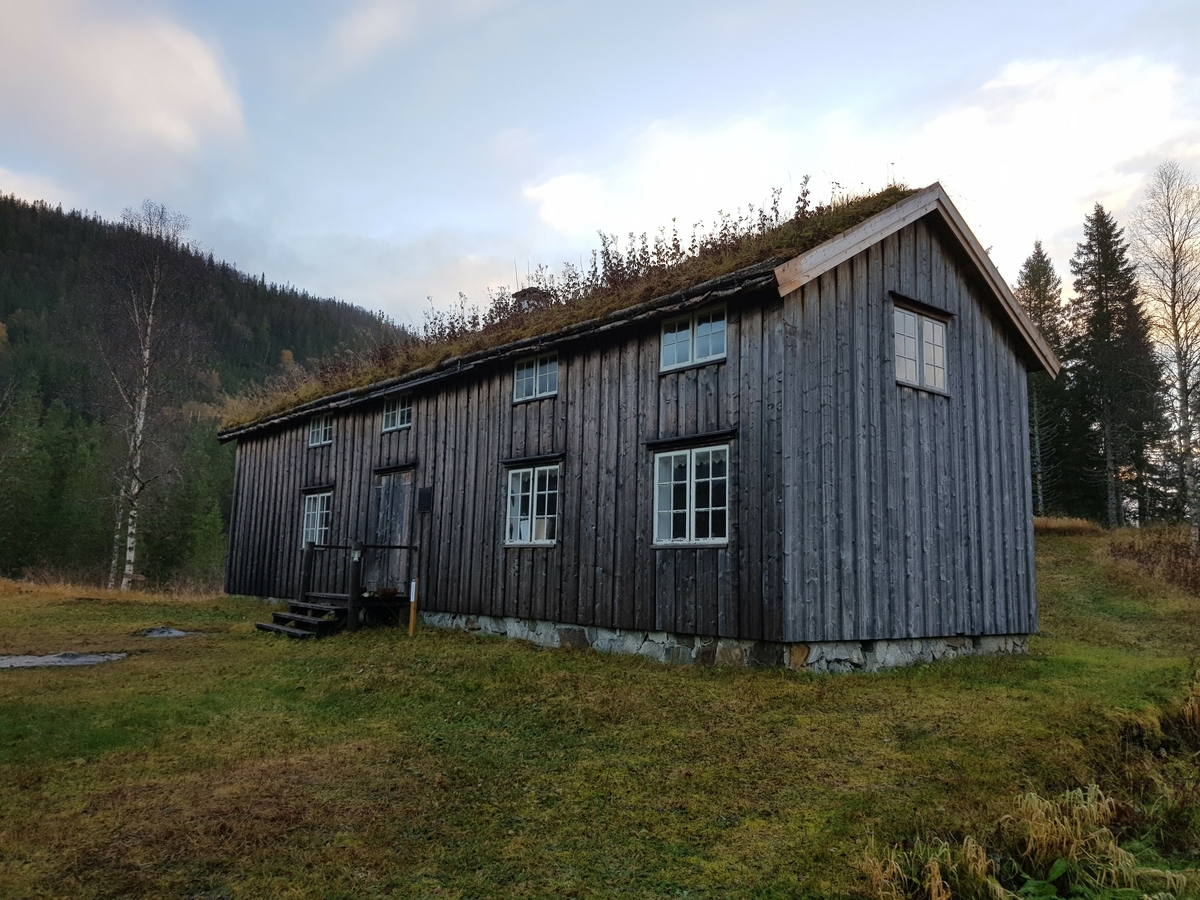 Våningshus fra Langfjordhaugen. Eldste del fra 1700-tallet og gjennomgått flere endringer og tilbygg gjennom tiden. Revet og gjenoppsatt på bygdetunet i 1975-78.