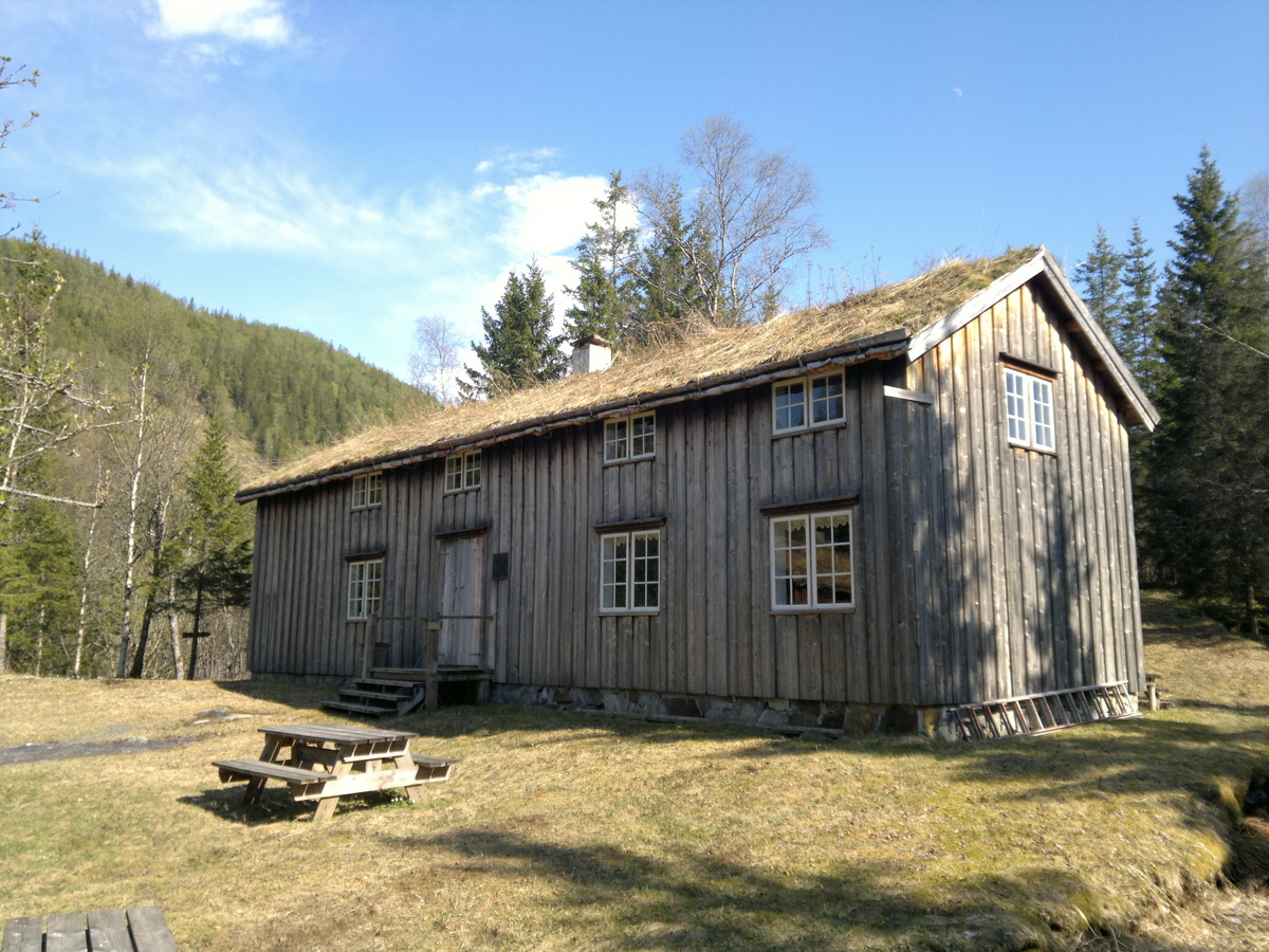 Våningshus fra Langfjordhaugen. Eldste del fra 1700-tallet og gjennomgått flere endringer og tilbygg gjennom tiden. Revet og gjenoppsatt på bygdetunet i 1975-78.