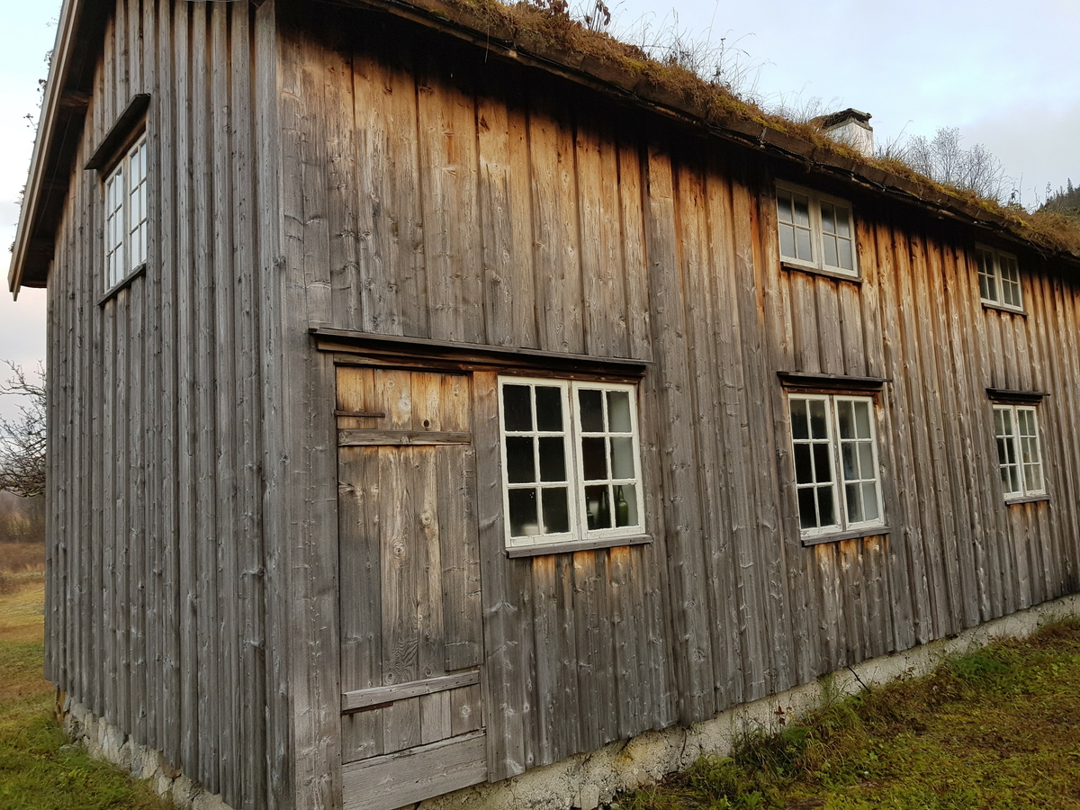 Våningshus fra Langfjordhaugen. Eldste del fra 1700-tallet og gjennomgått flere endringer og tilbygg gjennom tiden. Revet og gjenoppsatt på bygdetunet i 1975-78.