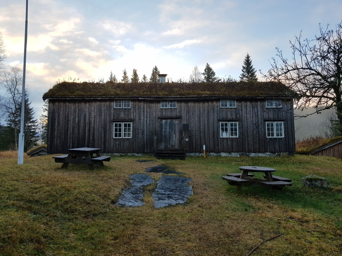 Våningshus fra Langfjordhaugen. Eldste del fra 1700-tallet og gjennomgått flere endringer og tilbygg gjennom tiden. Revet og gjenoppsatt på bygdetunet i 1975-78.