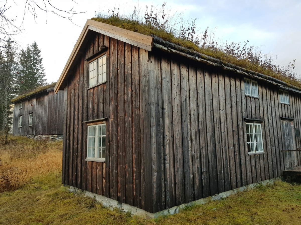 Våningshus fra Langfjordhaugen. Eldste del fra 1700-tallet og gjennomgått flere endringer og tilbygg gjennom tiden. Revet og gjenoppsatt på bygdetunet i 1975-78.