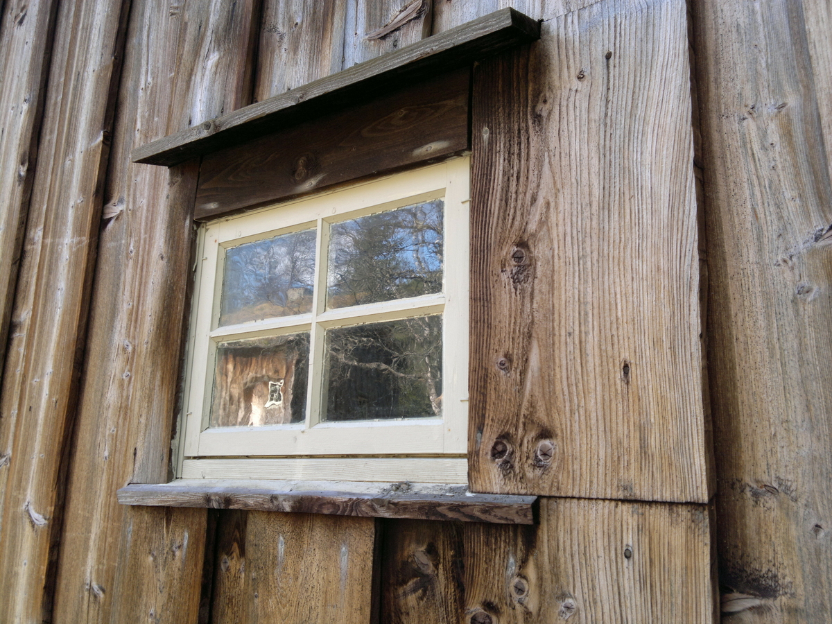 Våningshus fra Langfjordhaugen. Eldste del fra 1700-tallet og gjennomgått flere endringer og tilbygg gjennom tiden. Revet og gjenoppsatt på bygdetunet i 1975-78.