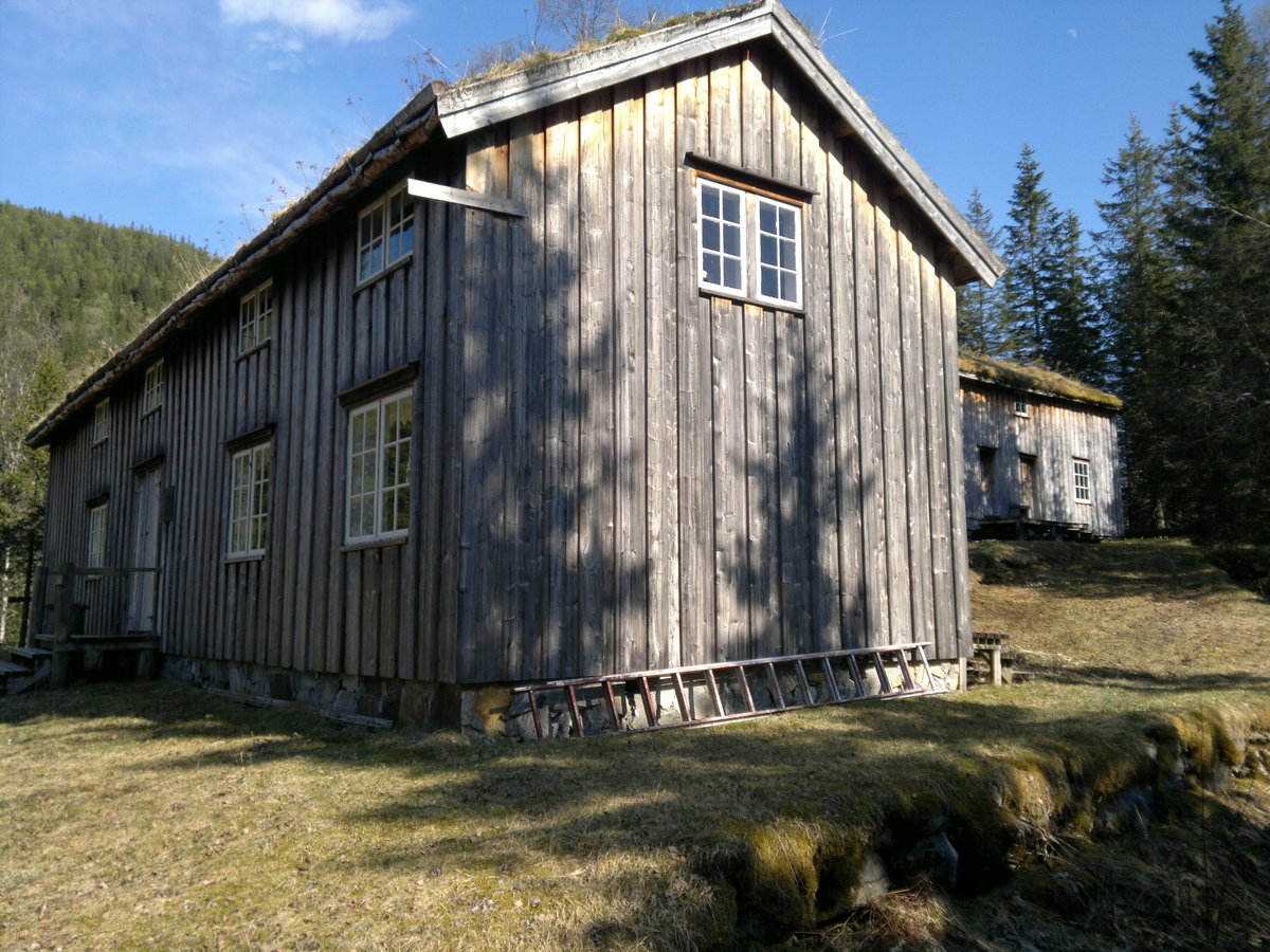 Våningshus fra Langfjordhaugen. Eldste del fra 1700-tallet og gjennomgått flere endringer og tilbygg gjennom tiden. Revet og gjenoppsatt på bygdetunet i 1975-78.