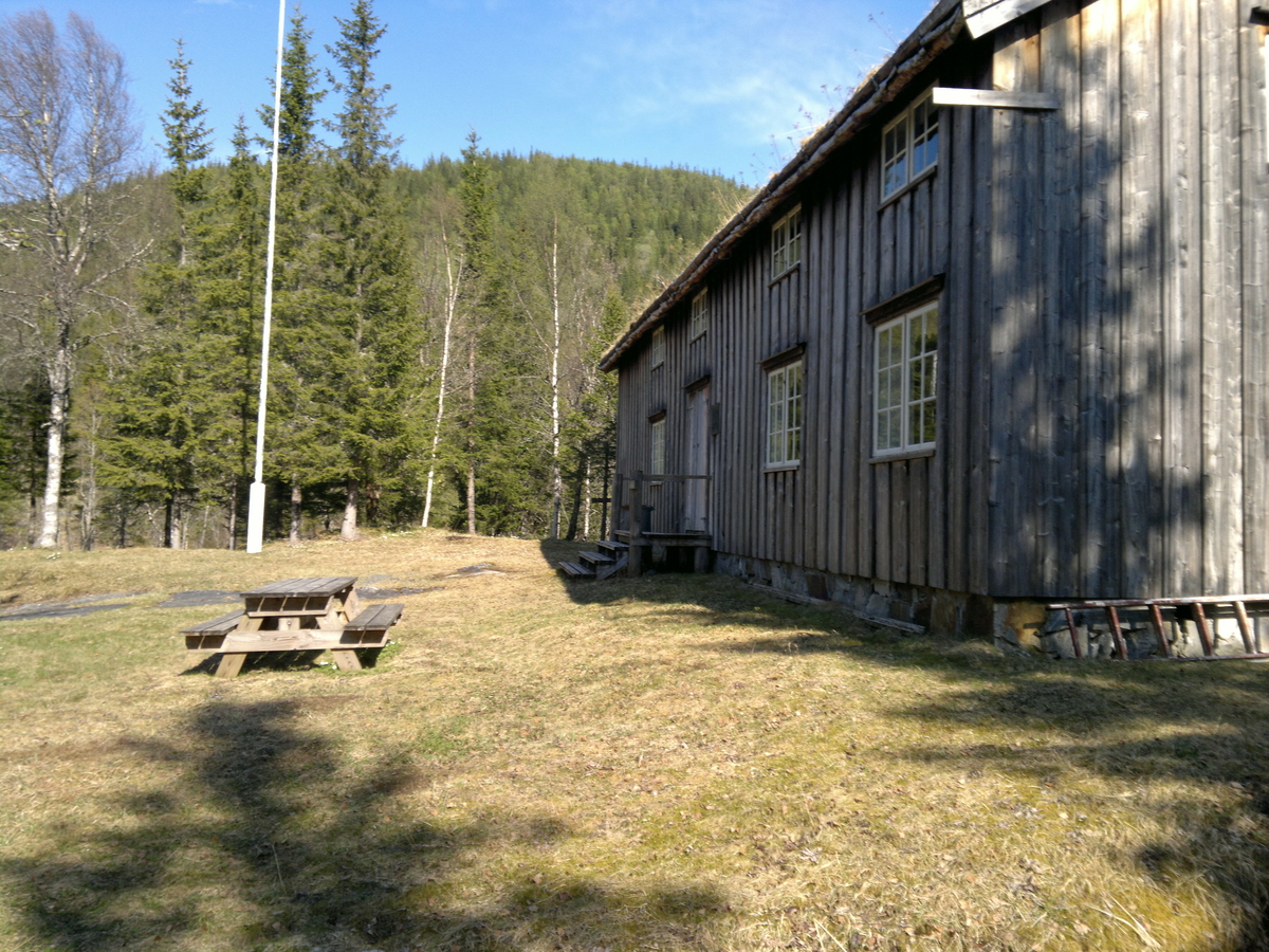 Våningshus fra Langfjordhaugen. Eldste del fra 1700-tallet og gjennomgått flere endringer og tilbygg gjennom tiden. Revet og gjenoppsatt på bygdetunet i 1975-78.