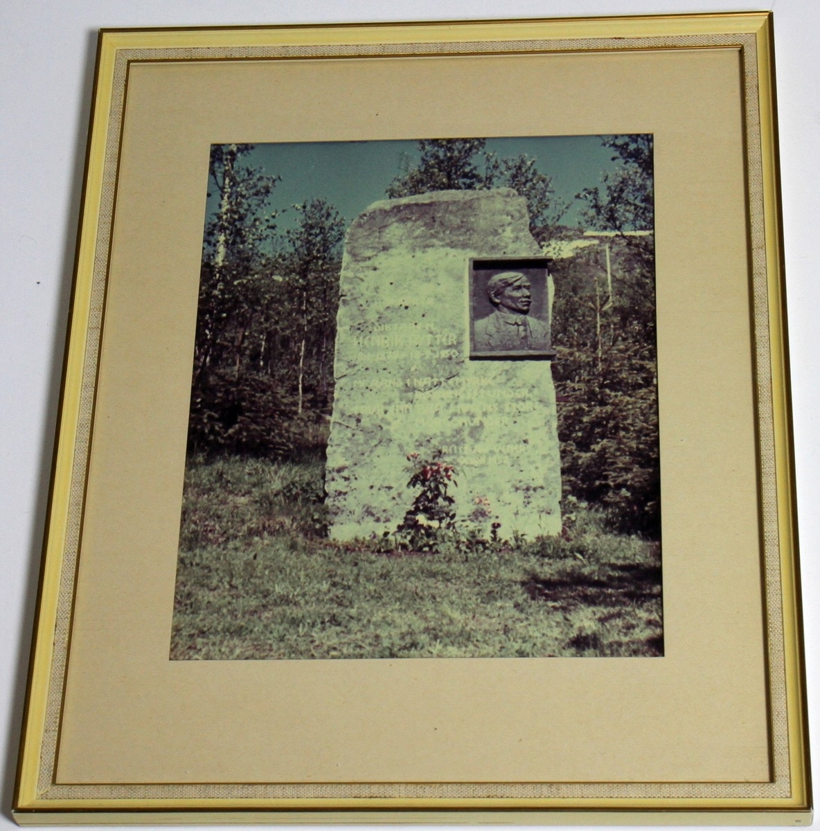 Fotografi av Bautasteinen på "Rytterhaugen" ved den innvigde urneplassen. Fotografiet kjem frå 1962. Bautaen vart reist jonsok 1952 av bygdefolket i Ustedalen og på Geilo, og andre vener. Dei siste linene Henrik Rytter skreiv, er hogd inn på bautaen: "Og likevel ja, likevel mi ånd i nattemyrke røyningsstunder trur enn på livsens store morgonunder". Biletet av bautaen er i glas og ramme, og det har måla 29,5 x 35,9 cm. Fotografen er ukjend.