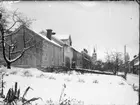 Brahegatan vintertid med snö på förgårdarna till kvarteren Holländaren 3-4 och Ångbåten 1.