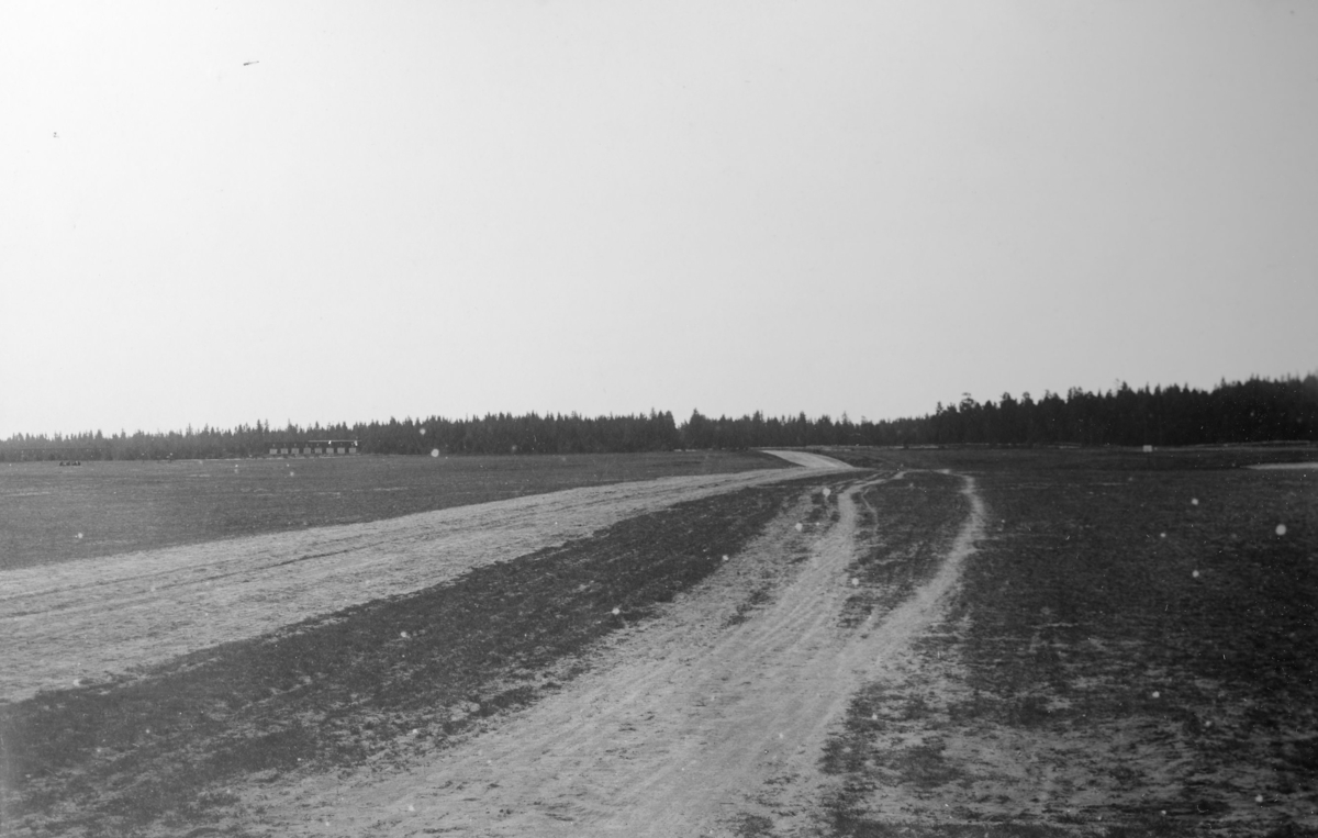 Landsvägen söderut över heden.