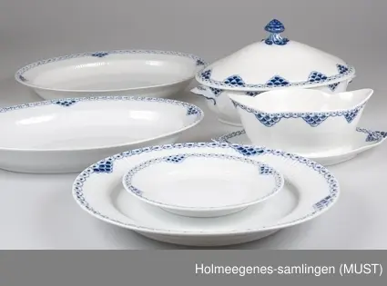 Hvit porselen med blått musselmønster