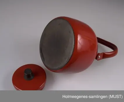 Rød emaljert kaffekjele med hank. . Lokket har plasttopp.