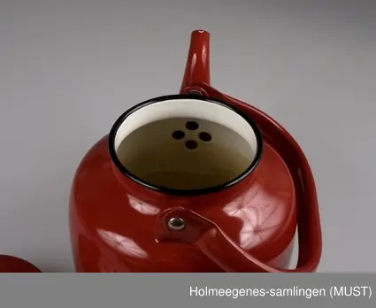 Rød emaljert kaffekjele med hank. . Lokket har plasttopp.