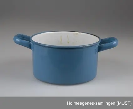 Blå emaljerte gryter til gass med to hanker.