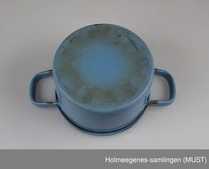 Blå emaljerte gryter til gass med ti hanker.