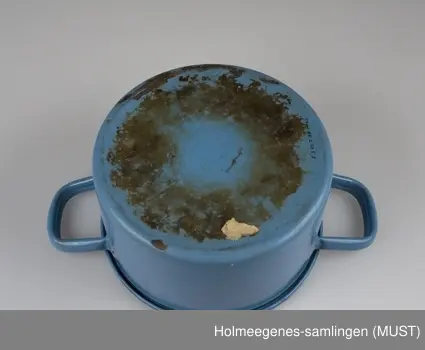 Blå emaljerte gryter til gass med to hanker.