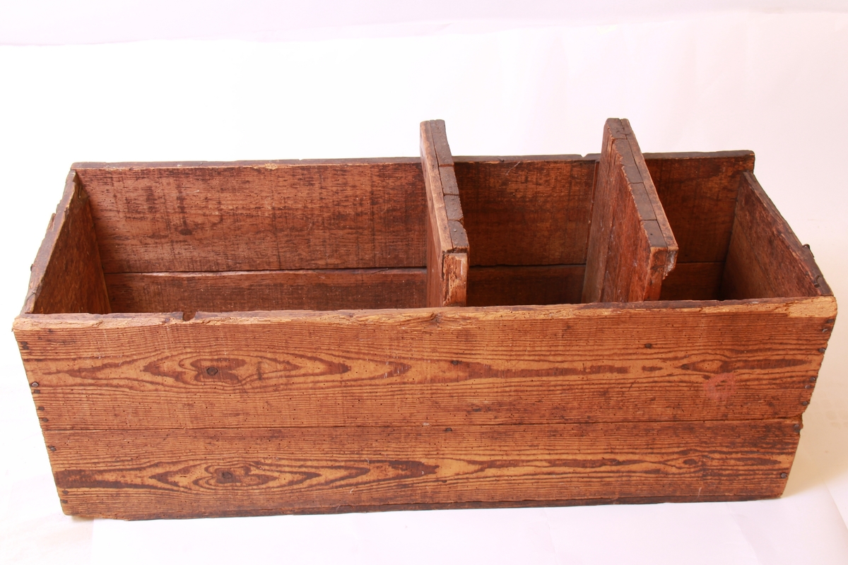 Rektangulær trekasse. Brukt til oppbevaring av skinn og diverse til produksjon av sko.
