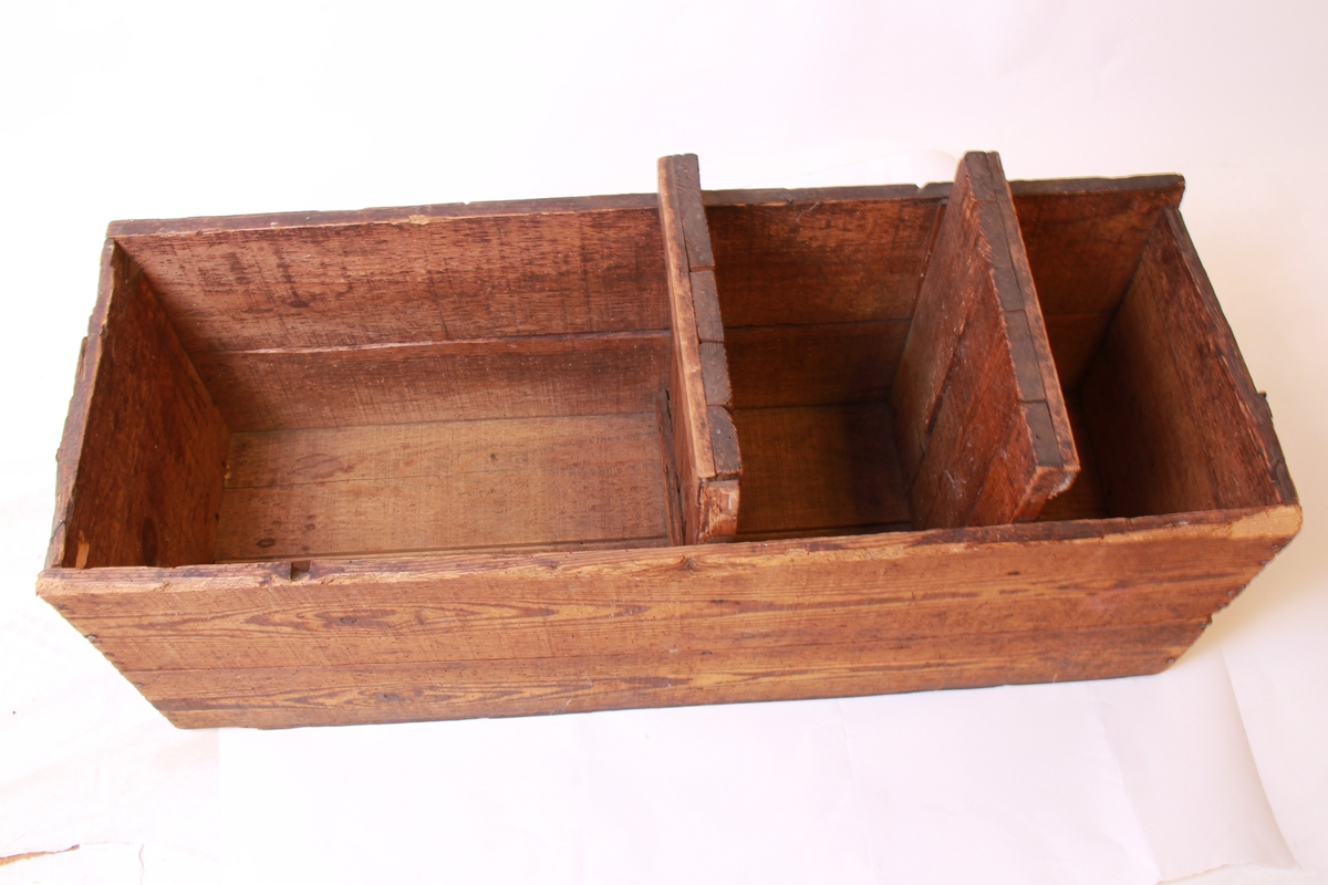 Rektangulær trekasse. Brukt til oppbevaring av skinn og diverse til produksjon av sko.