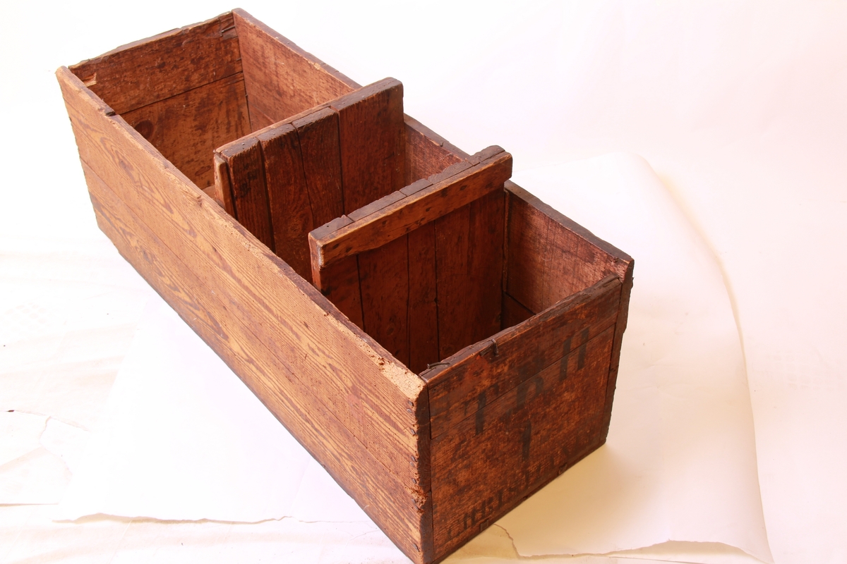 Rektangulær trekasse. Brukt til oppbevaring av skinn og diverse til produksjon av sko.
