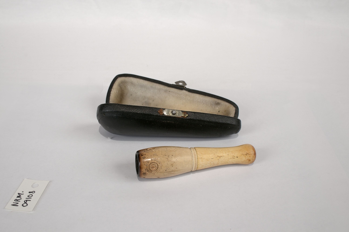 Hasjpipe i tre i sort etui.